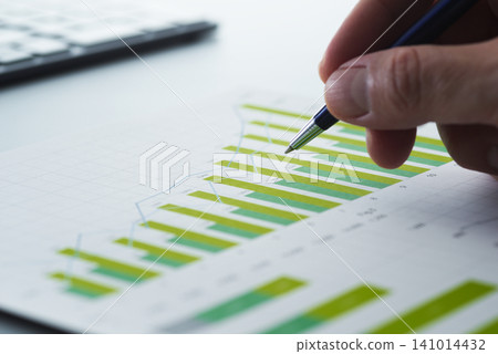 商業報告和財務數據分析。績效分析以及統計資料圖表。在辦公桌前審閱計劃。 商業報告和財務數據分析。績效分析以及統計資料圖表。在辦公桌前審閱計劃。 141014432