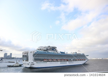 Luxury liner to leave port Luxury liner to leave port 141014604