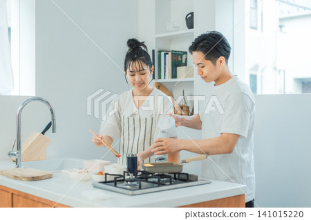 一對夫婦早上在做午餐。 一對夫婦早上在做午餐。 141015220