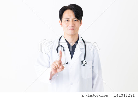 一位身穿白大褂的中年男醫生舉起他的食指。 一位身穿白大褂的中年男醫生舉起他的食指。 141015281