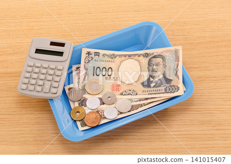 Money and coin tray 141015407
