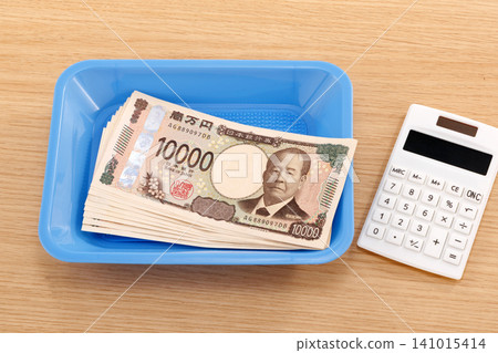 Money and coin tray 141015414