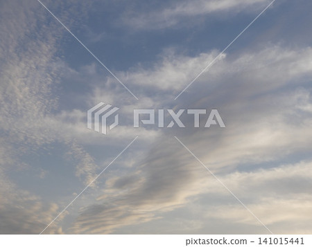 天空中漂浮著翼狀雲朵 天空中漂浮著翼狀雲朵 141015441