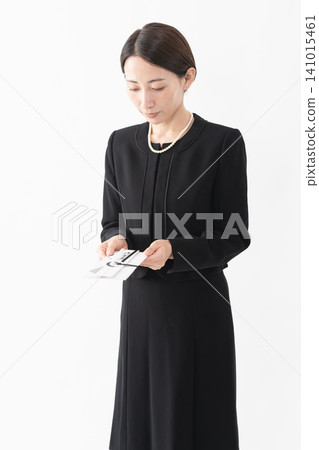 身著喪服的女子 葬禮照片 141015461