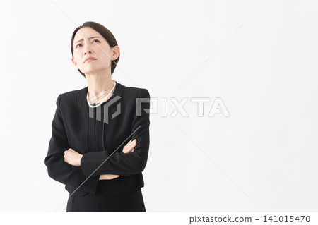 身著喪服的女子 葬禮照片 身著喪服的女子 葬禮照片 141015470