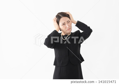 身著喪服的女子 葬禮照片 141015471