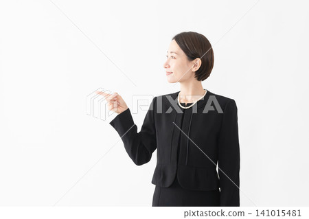 身著喪服的女子 葬禮照片 身著喪服的女子 葬禮照片 141015481