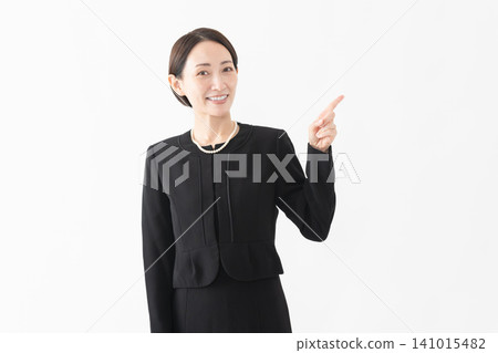 身著喪服的女子 葬禮照片 身著喪服的女子 葬禮照片 141015482