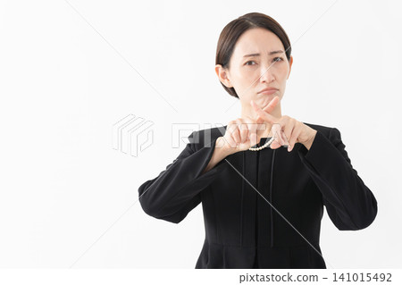 身著喪服的女子 葬禮照片 身著喪服的女子 葬禮照片 141015492
