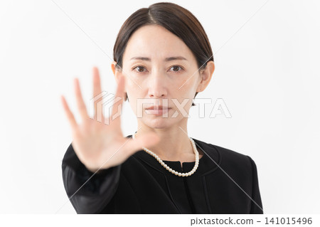 身著喪服的女子 葬禮照片 身著喪服的女子 葬禮照片 141015496