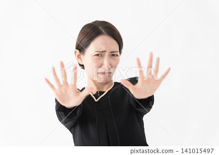 身著喪服的女子 葬禮照片 身著喪服的女子 葬禮照片 141015497