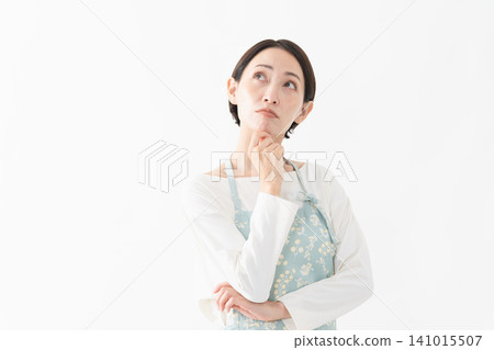 一位穿著圍裙的女士的生活方式圖片 一位穿著圍裙的女士的生活方式圖片 141015507