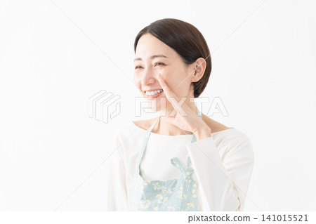 一位穿著圍裙的女士的生活方式圖片 一位穿著圍裙的女士的生活方式圖片 141015521