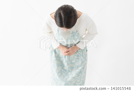一位穿著圍裙的女士的生活方式圖片 一位穿著圍裙的女士的生活方式圖片 141015548