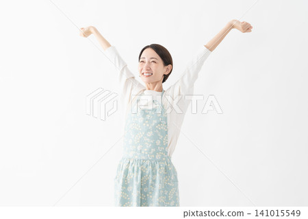 一位穿著圍裙的女士的生活方式圖片 一位穿著圍裙的女士的生活方式圖片 141015549