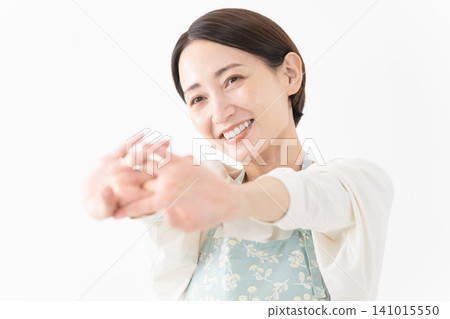 一位穿著圍裙的女士的生活方式圖片 一位穿著圍裙的女士的生活方式圖片 141015550