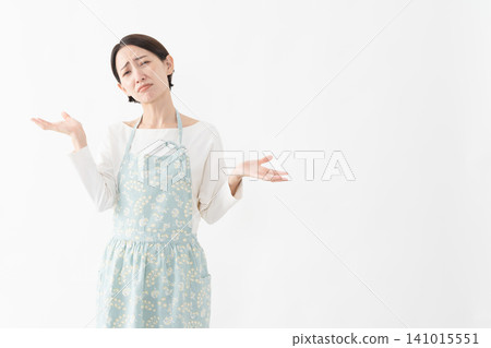 一位穿著圍裙的女士的生活方式圖片 一位穿著圍裙的女士的生活方式圖片 141015551