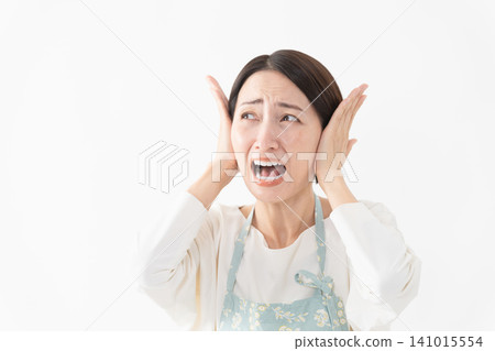 一位穿著圍裙的女士的生活方式圖片 一位穿著圍裙的女士的生活方式圖片 141015554