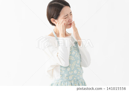 Woman wearing an apron Lifestyle image Woman wearing an apron Lifestyle image 141015556
