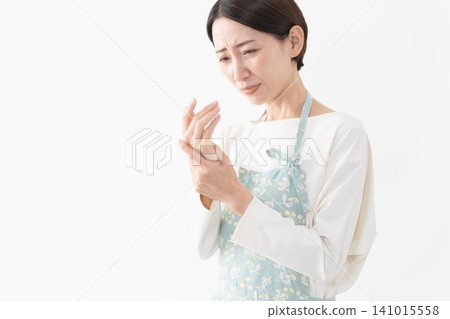 一位穿著圍裙的女士的生活方式圖片 一位穿著圍裙的女士的生活方式圖片 141015558