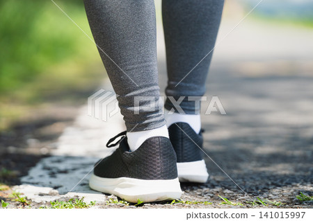 年輕女子跑步運動形象 年輕女子跑步運動形象 141015997
