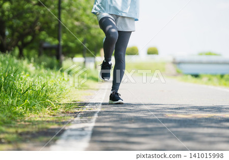 年輕女子跑步運動形象 年輕女子跑步運動形象 141015998