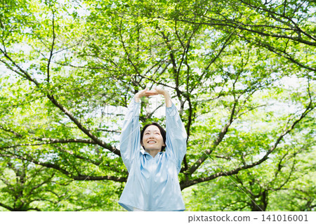Young woman stretching, sports image Young woman stretching, sports image 141016001