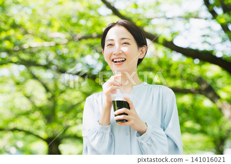 年輕女子喝冰咖啡的生活方式形象 年輕女子喝冰咖啡的生活方式形象 141016021