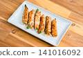 豬肉捲配四季豆和胡蘿蔔：一道色彩繽紛的蔬菜肉捲菜餚。 141016092