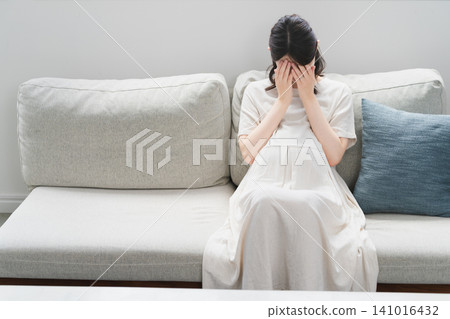 Pregnant woman relaxing on the sofa lifestyle image 141016432