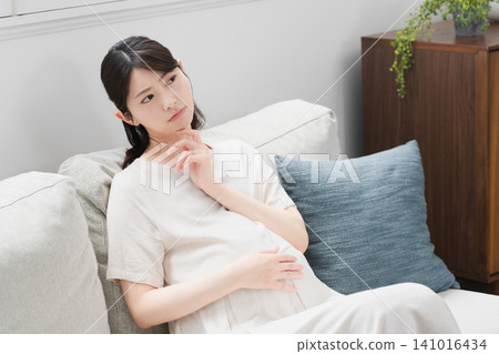 孕婦在沙發上放鬆 — 生活風格形象 141016434