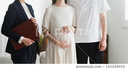 一對夫婦正在聽保險的解釋 生活方式圖片 一對夫婦正在聽保險的解釋 生活方式圖片 141016455
