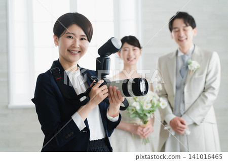新娘新郎和攝影師的婚禮照片 新娘新郎和攝影師的婚禮照片 141016465