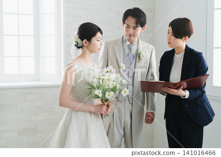 新娘、新郎和婚禮策劃師的婚禮形象 新娘、新郎和婚禮策劃師的婚禮形象 141016466