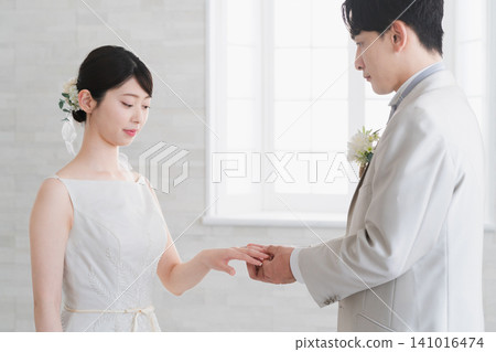 新郎新娘交換戒指的婚禮形象 新郎新娘交換戒指的婚禮形象 141016474