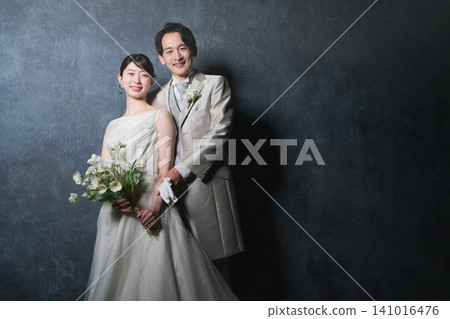 新娘和新郎互相擁抱婚禮圖像 新娘和新郎互相擁抱婚禮圖像 141016476