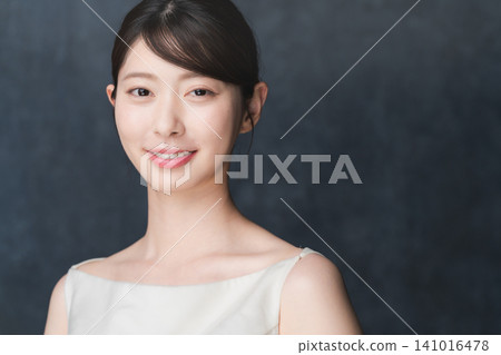 年輕女子做皮膚護理美容形象 年輕女子做皮膚護理美容形象 141016478