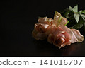 在黑色背景下格外醒目的花朵 09 141016707