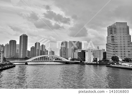 從隅田川大橋眺望陰沉的傍晚景色;越過永泰橋,可以看到佃島上成片的高層公寓大樓;單色。 從隅田川大橋眺望陰沉的傍晚景色;越過永泰橋,可以看到佃島上成片的高層公寓大樓;單色。 141016803