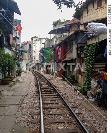 越南旅遊:河內居民區間的火車街 越南旅遊:河內居民區間的火車街 141016921