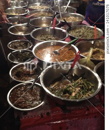 寮國旅遊:寮國夜市上的傳統大盤菜餚 寮國旅遊:寮國夜市上的傳統大盤菜餚 141017076