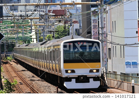 一列開往秋葉原站的總武線列車。 一列開往秋葉原站的總武線列車。 141017121