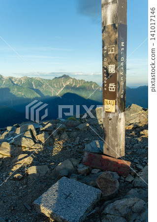 北阿爾卑斯山:五龍嶽山頂標誌與三角測量點 北阿爾卑斯山:五龍嶽山頂標誌與三角測量點 141017146