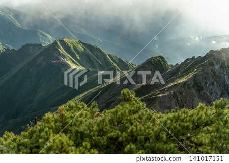 從北阿爾卑斯山脈五龍山頂眺望五龍山屋 從北阿爾卑斯山脈五龍山頂眺望五龍山屋 141017151