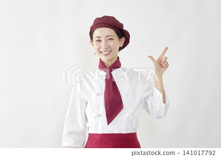 一位女糕點師在盒子上簽名。 141017792