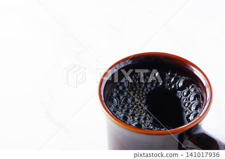 咖啡－一張人們一邊啜飲新鮮沖泡的咖啡一邊享受輕鬆時光的圖片。 141017936