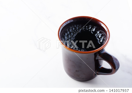 咖啡-一張人們一邊啜飲新鮮沖泡的咖啡一邊享受輕鬆時光的圖片。 咖啡-一張人們一邊啜飲新鮮沖泡的咖啡一邊享受輕鬆時光的圖片。 141017937