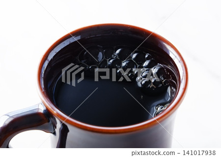 咖啡-一張人們一邊啜飲新鮮沖泡的咖啡一邊享受輕鬆時光的圖片。 咖啡-一張人們一邊啜飲新鮮沖泡的咖啡一邊享受輕鬆時光的圖片。 141017938