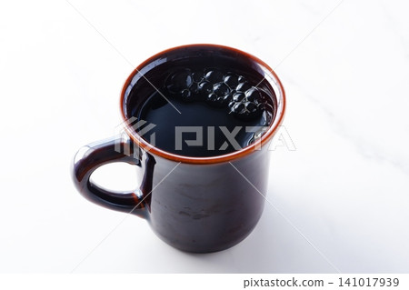 咖啡-一張人們一邊啜飲新鮮沖泡的咖啡一邊享受輕鬆時光的圖片。 咖啡-一張人們一邊啜飲新鮮沖泡的咖啡一邊享受輕鬆時光的圖片。 141017939