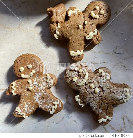 Close-up of homemade gingerbread man cookies Close-up of homemade gingerbread man cookies 141018084